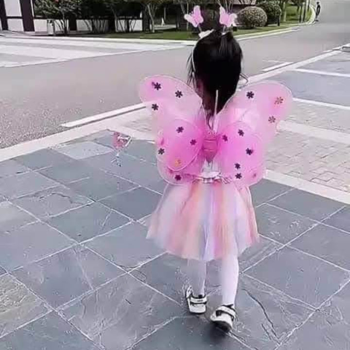 Disfraz de mariposa primavera desfile festival con luces para la noche